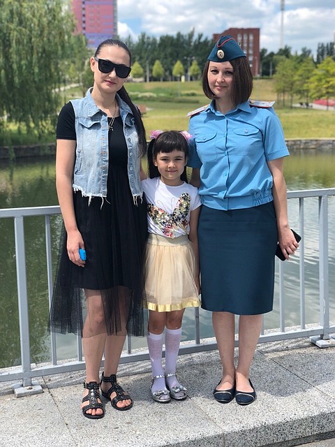 Елена Паратор с девочкой, которую спасла, и ее мамой. Фото: МЧС ДНР