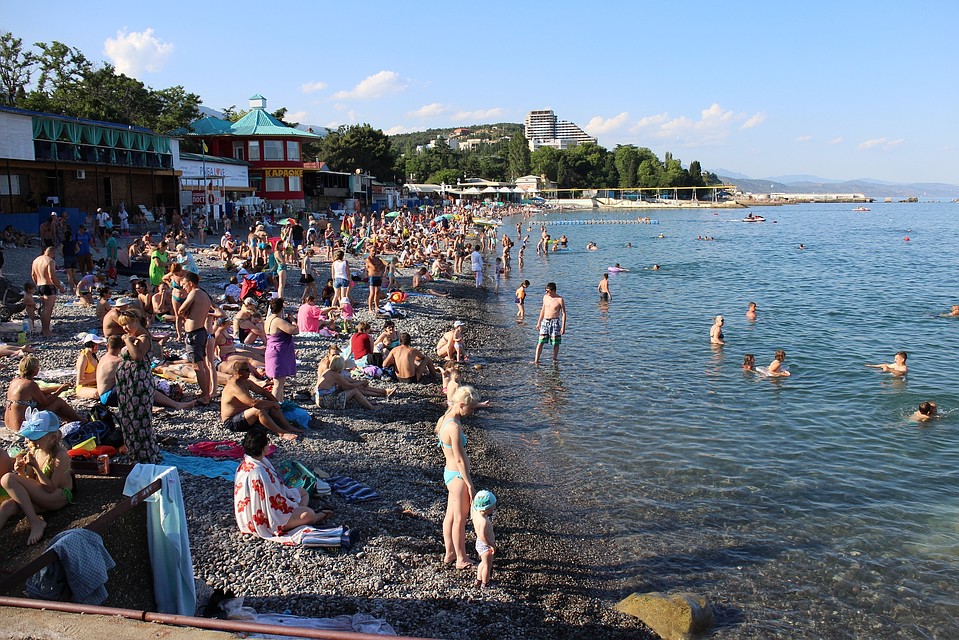 В Крыму уже открыт пляжный сезон.