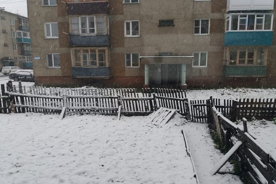 Утром в камчатском поселке Мильково было минус пять, но к снегу никто не был готов. Фото: жители Мильково
