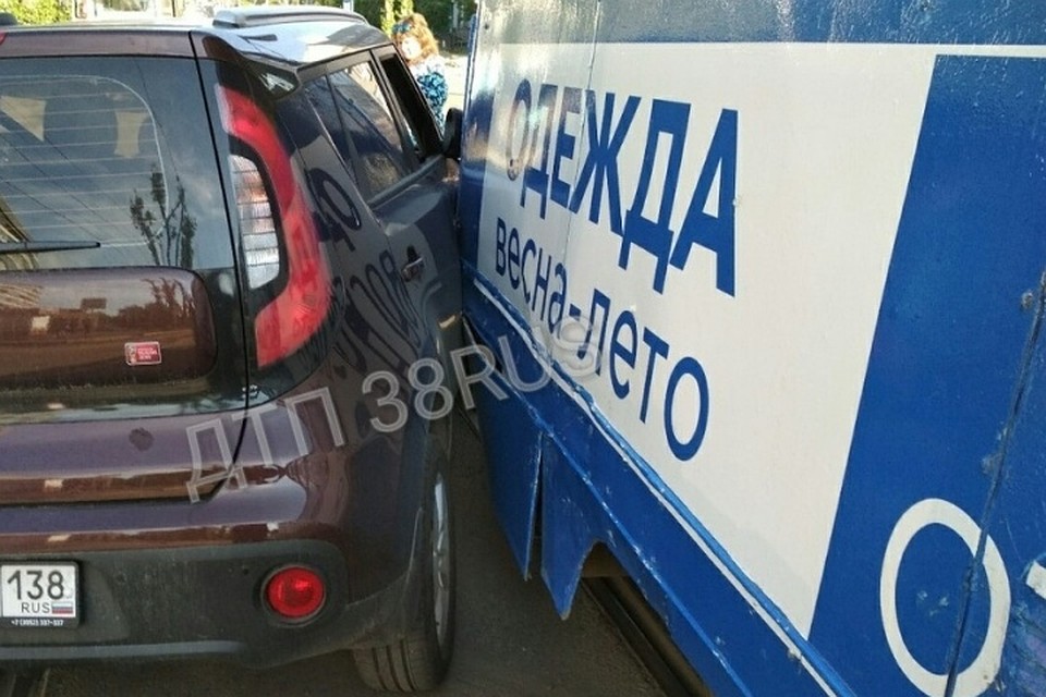 ДТП в Иркутске: женщина за рулем KIA врезалась в трамвай. ФОТО: группа "ДТП38"