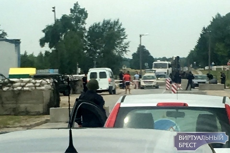 Фото из группы Вконтакте "Опасный Брест" Блокпост с БТР появился на выезде из Березы