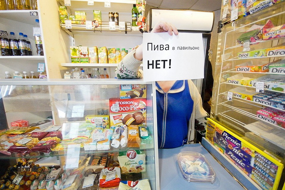 Теперь же местным жителям предложено отправляться в соседние деревни Высокий Мост, Павлово Блины и другие, куда приезжают автолавки частных предпринимателей.