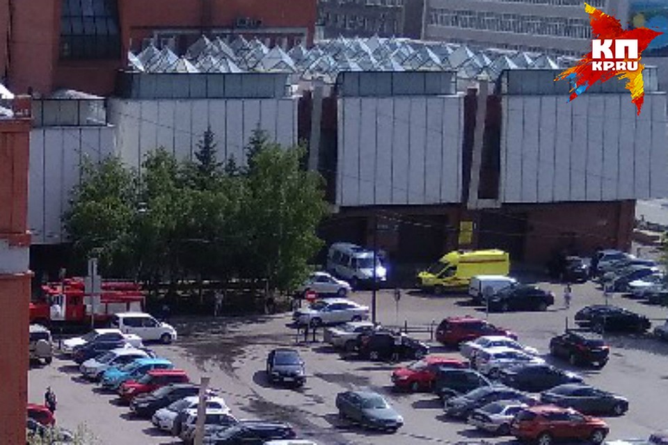 Пожарные и медики вынуждены по несколько часов без дела стоять у ТЦ, когда их помощь может пригодиться в дргугом месте.