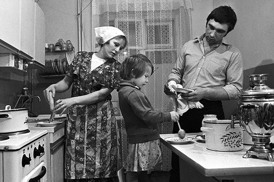 Помогите, дорогие читательницы, ностальгировать. Расскажите, как справлялись с домашней работой в прежние времена? Давайте повспоминаем вместе
