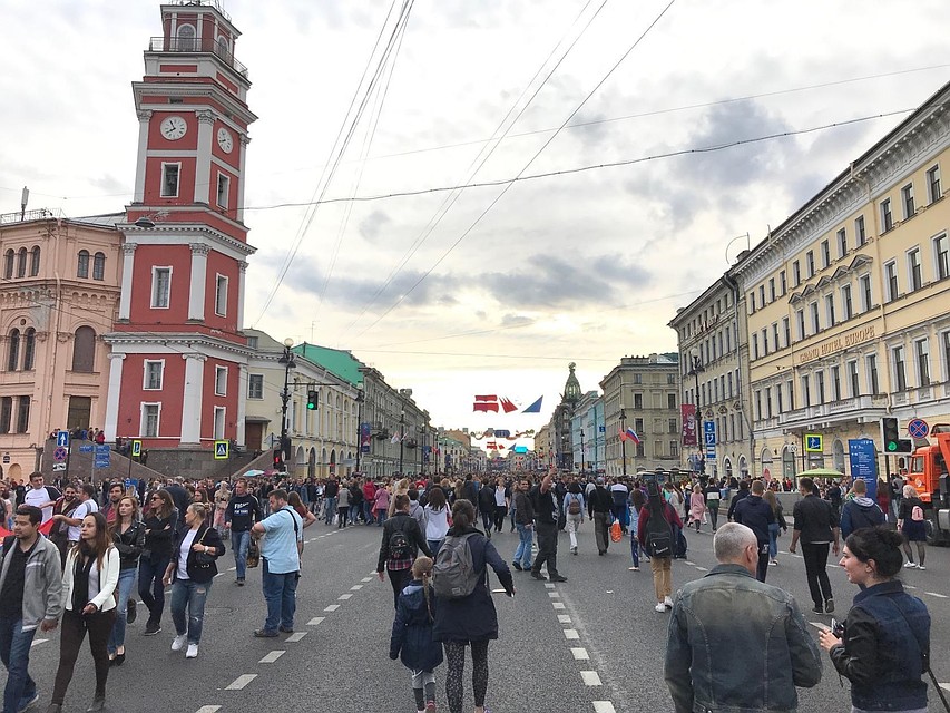 Выпускники уже гуляют по центру Петербурга вместе с болельщиками