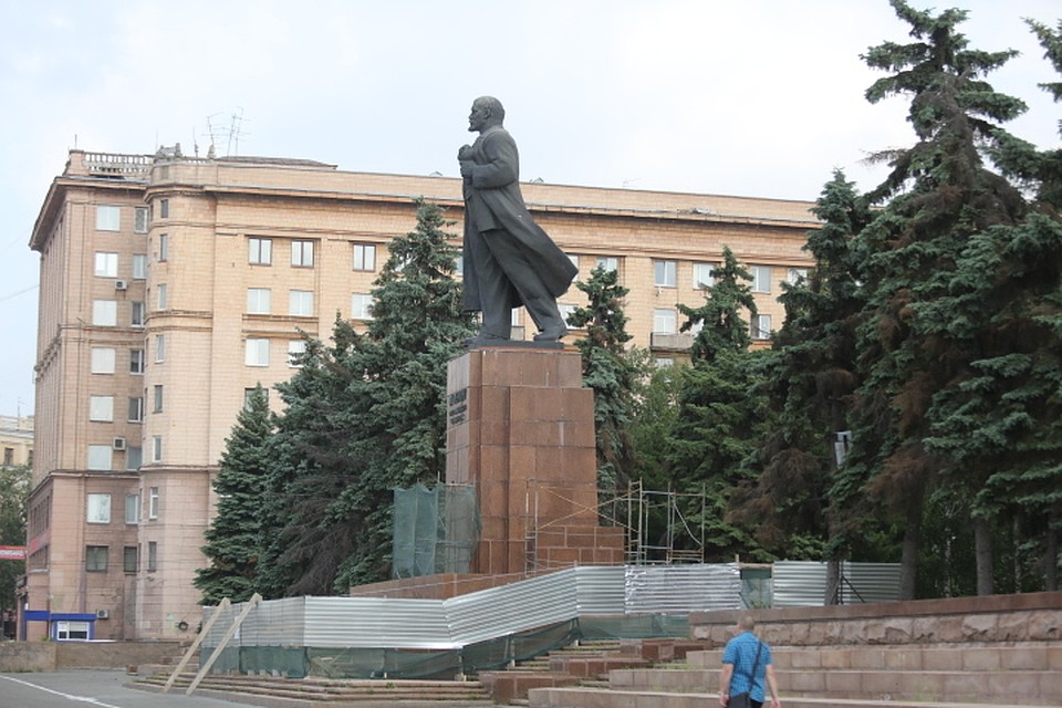 Ленина обнесли забором.