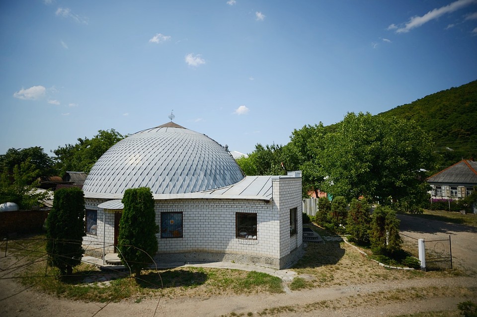 Планетарий находится в самом начале поселка Краснооктябрьского, что под Майкопом. Фото: Артур ЛАУТЕНШЛЕГЕР