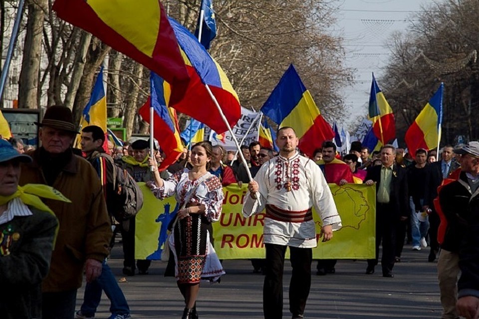 В вышиванке - Серджиу Лашку. Фото: mnc-chisinau.blogspot.com
