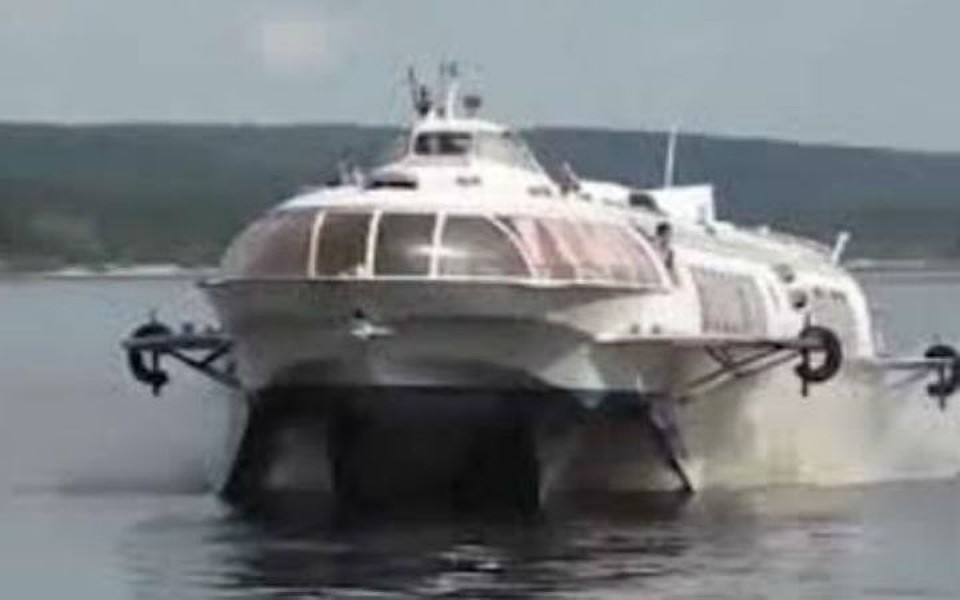 Теплоход сел на мель в 130 километрах от места назначения Фото: Минздрав Якутии