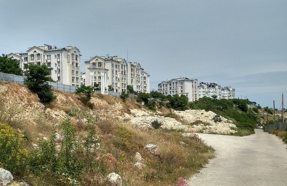 Целый микрорайон сползает к морю