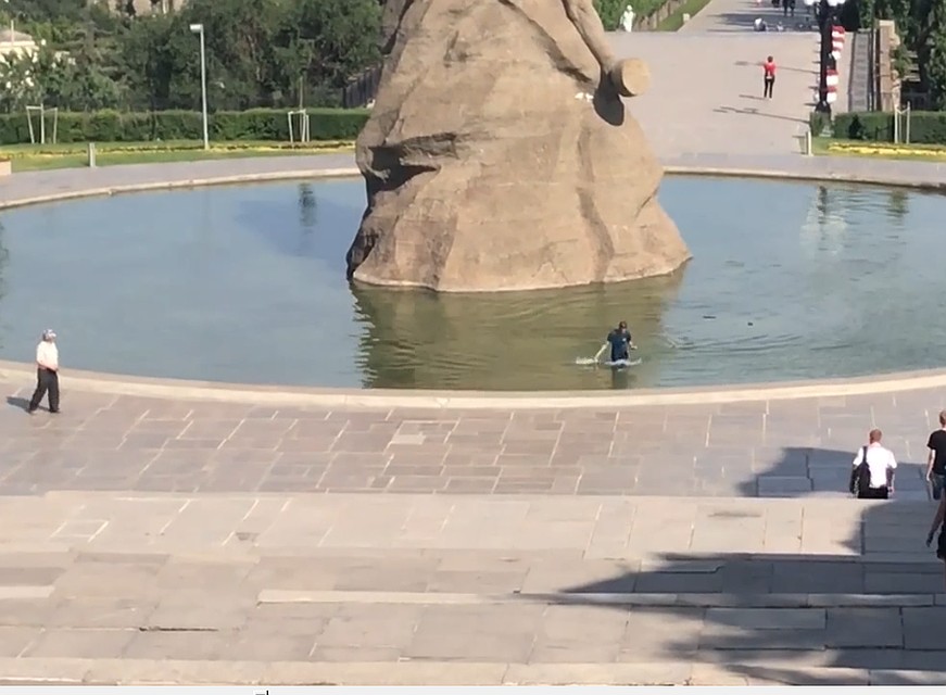 Заплыв туриста засняли на видео.