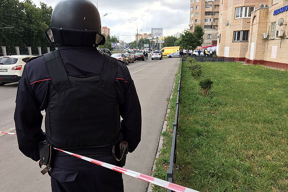 Полицейские пускают по дороге только общественный транспорт.