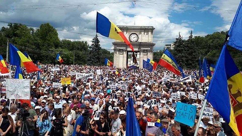 Людей становится все больше.