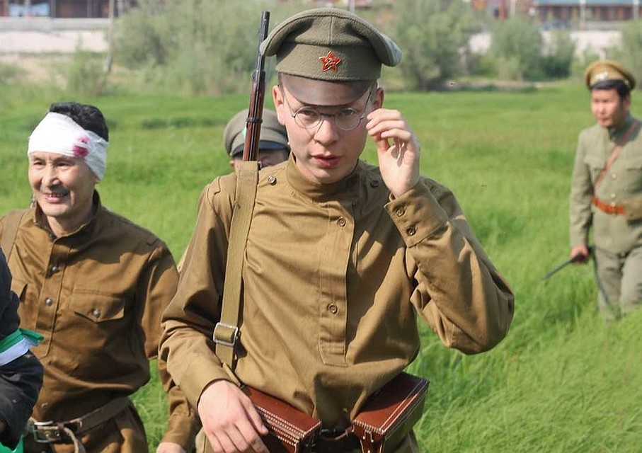 В роли красноармейцев, бойцов рабочего отряда и защитников Якутска выступят члены клуба «РККА», военно-исторического клуба «Красный восход» и любители военных реконструкций города.