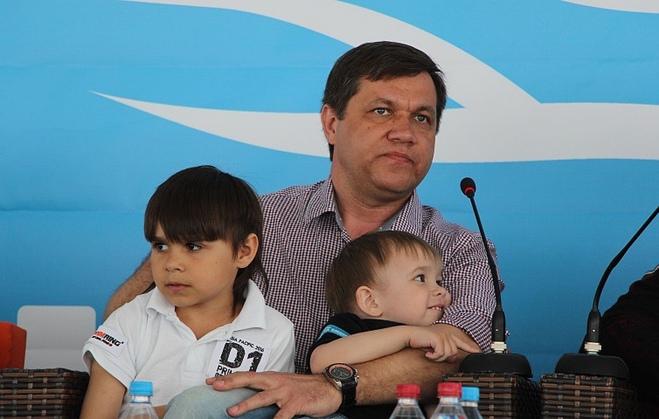 Мэр Владивостока Виталий Веркеенко с детьми