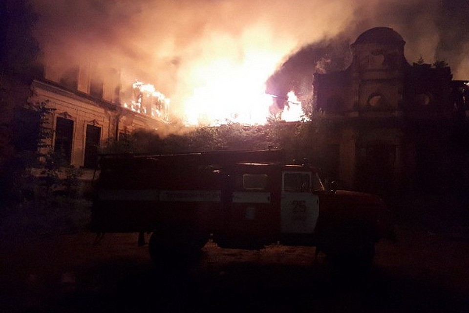 Пожар начался около половины одиннадцатого ночи 1 июля. Фото: группа "Усадьба графа С.А. Строганова Волышово" в соцсети "ВКонтакте".