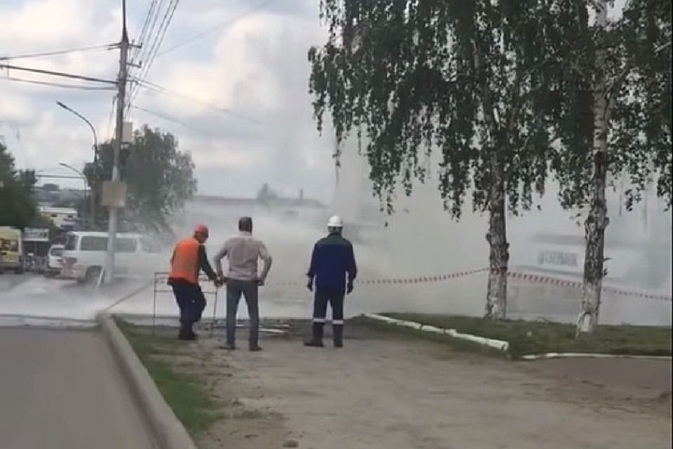 Новосибирцы увидели "гейзер" в Дзержинском районе. Фото: https://vk.com/incident_nsk