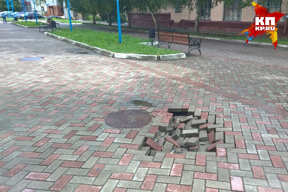 Плитка провалилась после дождя, прошедшего в городе 1 июля.