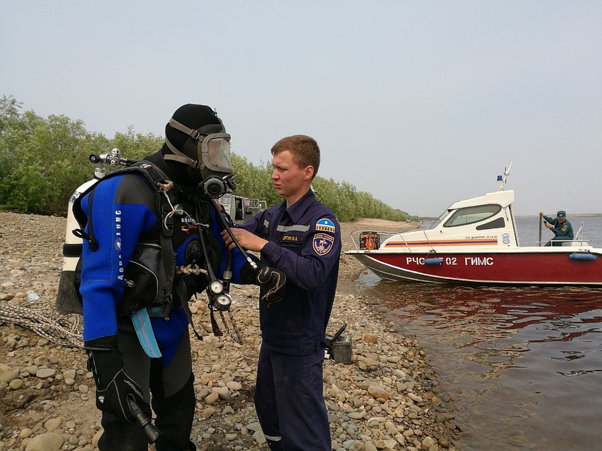 Водолазы ведут поиск тела молодого человека, который утонул на пляже Петуховки.