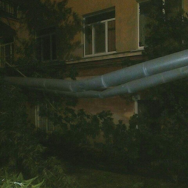 Помятая деревом конструкция