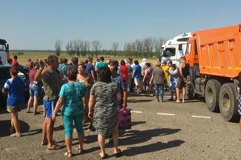 Десятки людей перекрыли дорогу и начали требовать скорейших выплат компенсаций.