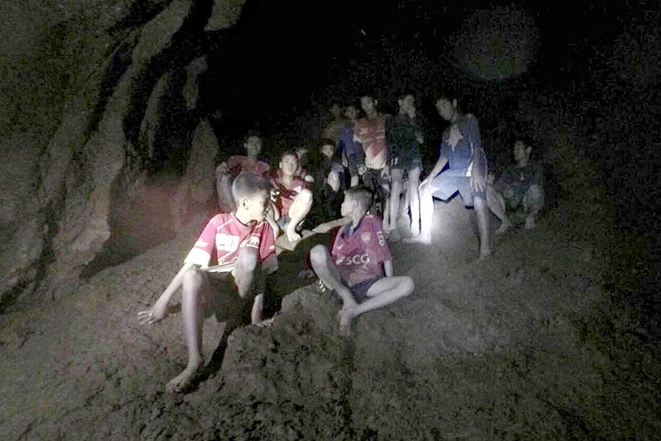 Спасатели нашли живыми пропавших в пещере в Таиланде юных футболистов. Фото: Royal Thai Army / EPA