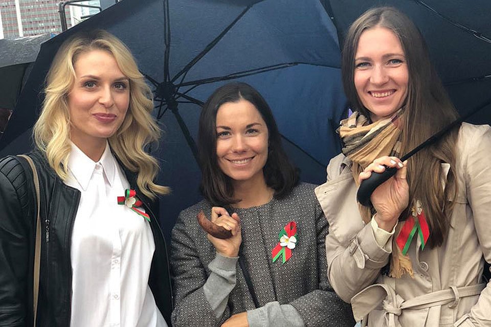 Дарья Домрачева и Надежда Скардино на акции "Споем гимн вместе!" Фото: Диана Ревякова