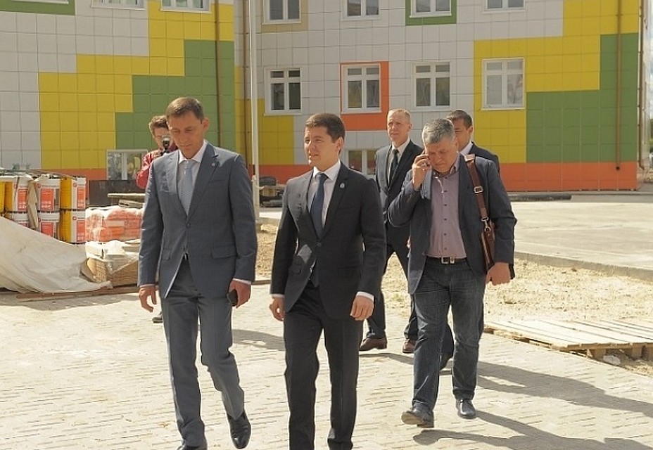 В Губкинском Дмитрий Артюхов проверил строительные работы в проблемных школах Фото: правительство ЯНАО