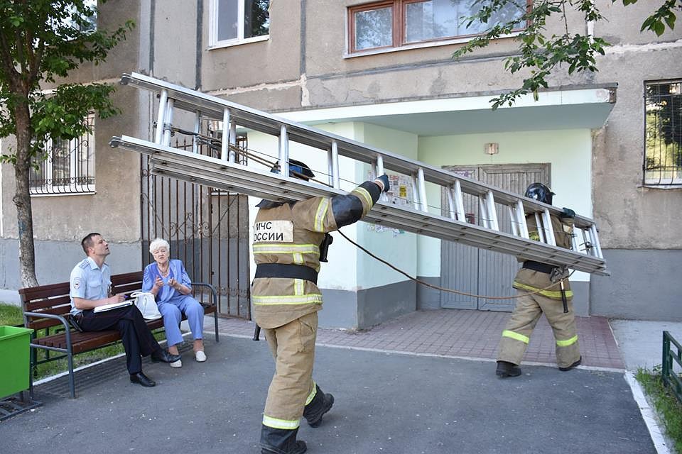 Попасть внутрь помещения сотрудникам МЧС не составило труда. Фото Александра Зубарева
