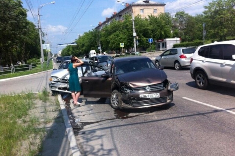 От удара разнесло передние части обеих машин. Фото: группа во ВКонтакте «ЧП ДТП Златоуст Челябинск».