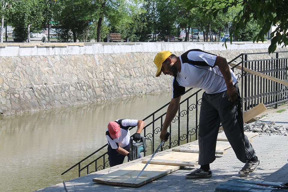 Рабочие уже провели работы в северной части парка. Фото: Анна ЧЕКРЫЖОВА