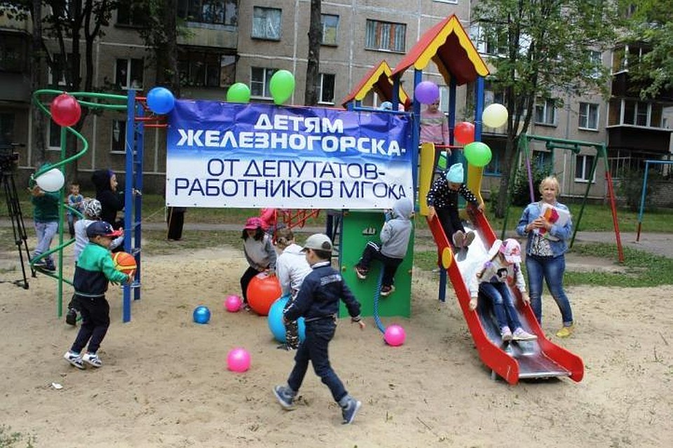 В каждый игровой комплекс входят турники, горка, двойные качели, песочный дворик и скамейки для отдыха