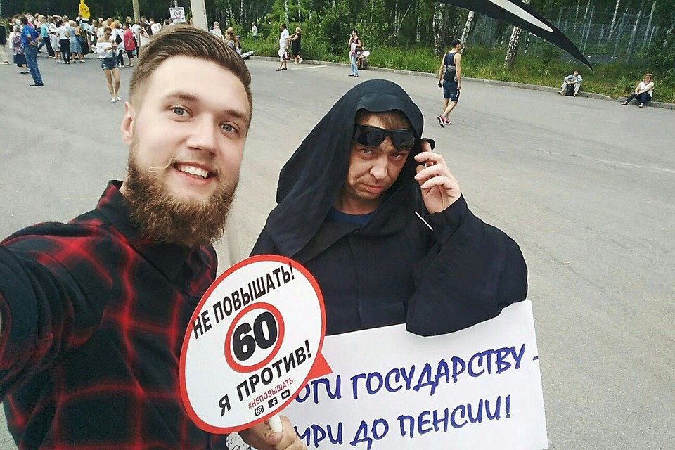 Южноуралец в костюме Смерти был очень мрачен, в отличие от других участников митинга и журналистов.