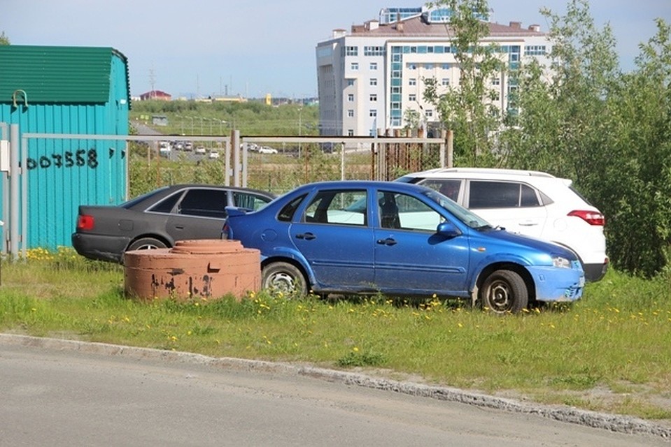 В Салехарде штрафуют водителей, привыкших ставить автомобили под окнами Фото: salekhard.org