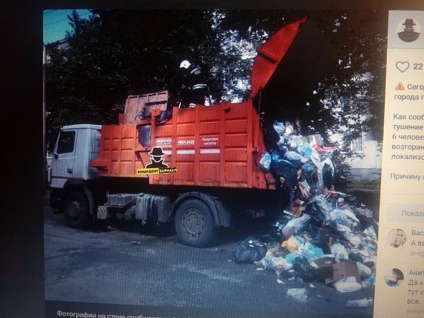 Мусоровоз в Барнауле загорелся во время движения