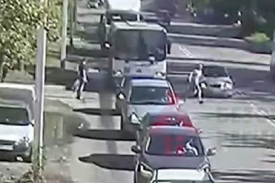 Молодой человек выбежал с обочины. Видео: скриншот с видео «Ярнет».