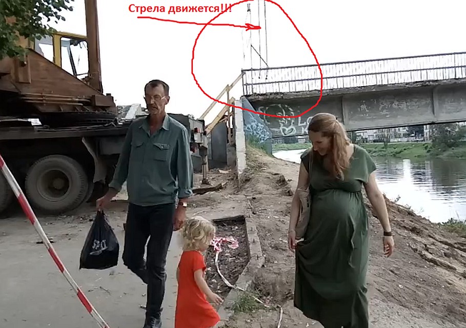Вологжане ходят под стрелой работающего автокрана.