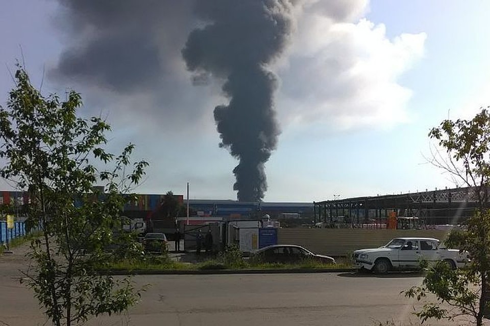 Столб дыма от пожара в Орджоникидзевском районе был заметен даже из аэропорта "Кольцово". Фото: соцсети