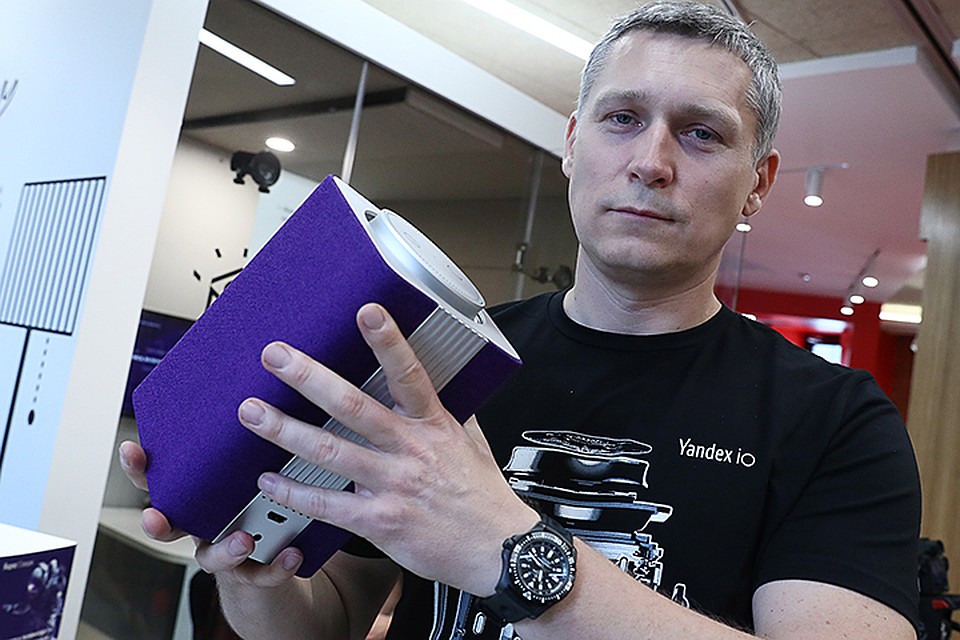 Глава разработки "Яндекс.Станции" Константин Круглов с домашней мультимедиа-платформой "Яндекс. Фото: Станислав Красильников/ТАСС