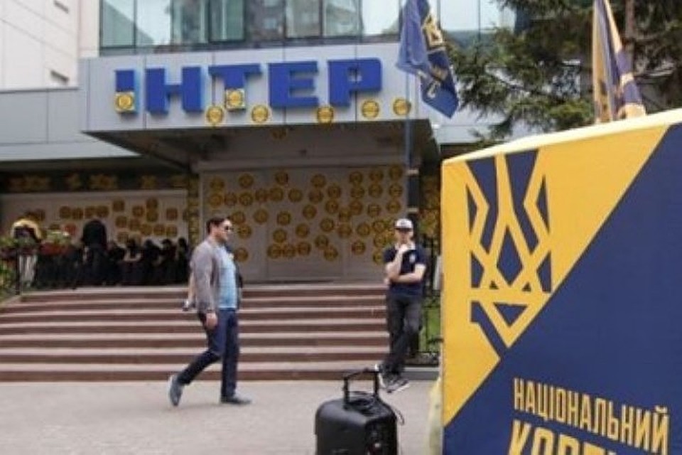 Телеканал "Интер" в Киеве блокируют радикалы. Фото: соцсети