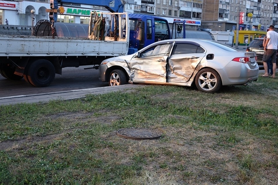 В Новокузнецке на перекрестке улиц Кирова и Тольятти случилось страшное ДТП
