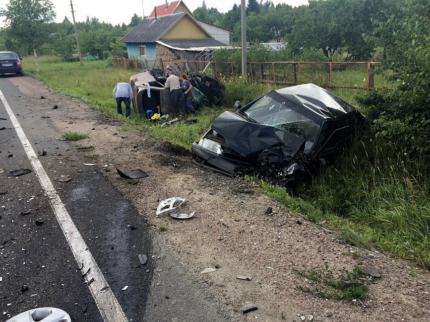 Виновник аварии в деревне Виделебье Порховского района, предположительно, был пьяный. Фото: Евгений Николаев.