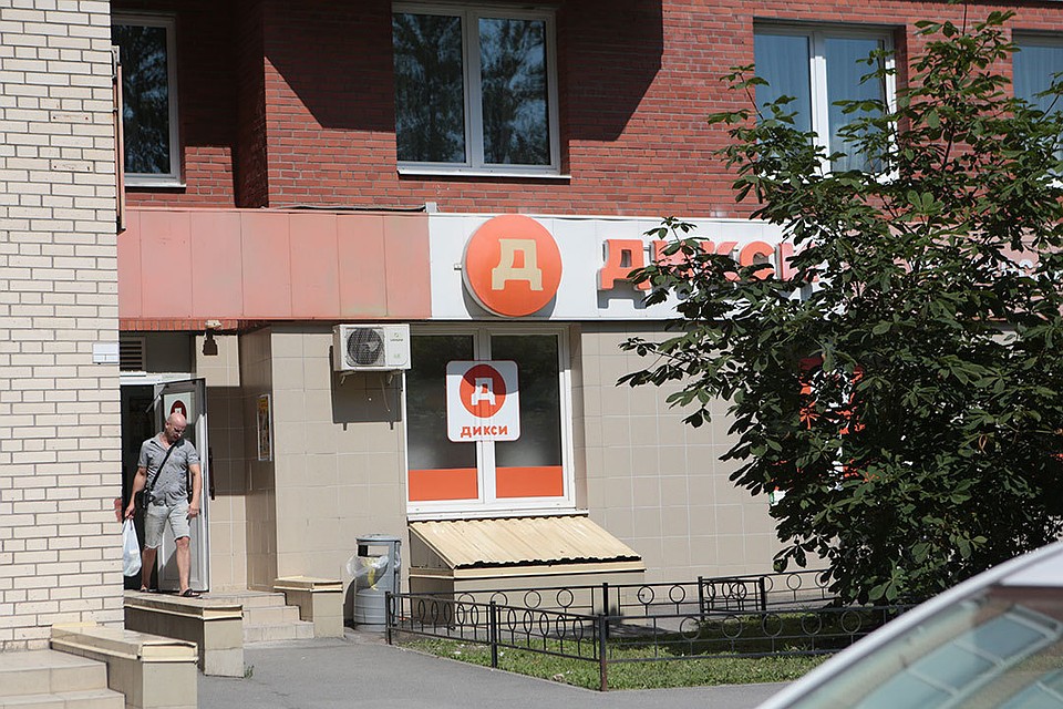 Скандал в магазине "Дикси" в Санкт-Петербурге: Покупателю угрожают после того, как он оставил запись в жалобной книге.