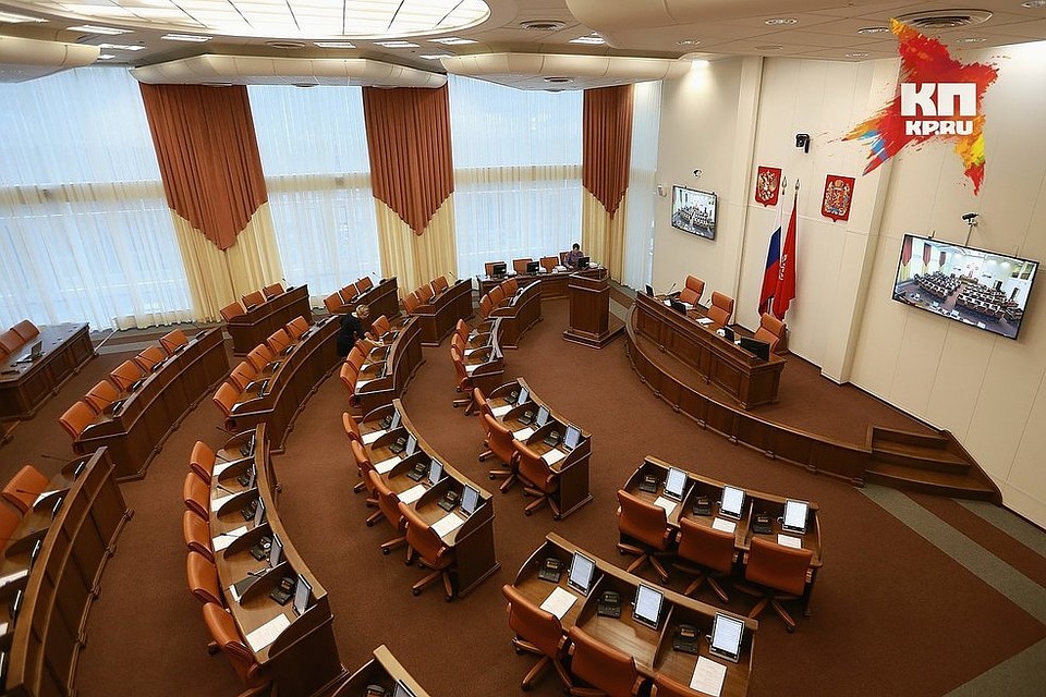 Несколько лет назад депутаты уже получали такие выплаты. Но потом дело заинтересовалась прокуратура, в ведомстве сочли такие компенсации незаконными и их отменили. Теперь, возможно, их вернут, но уже на законных основаниях.