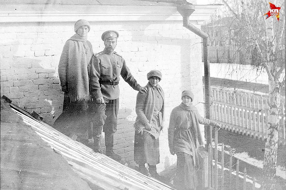 Николай II с дочерьми Ольгой, Анастасией и Татьяной в Тобольске зимой 1917 года. Фото: из фондов музея Монастыря в честь Святых Царственных Страстотерпцев в урочище Ганина Яма