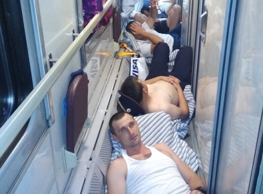 Полицейские лежат на проходе в вагоне поезда. Фото: "ЧП Сочи"