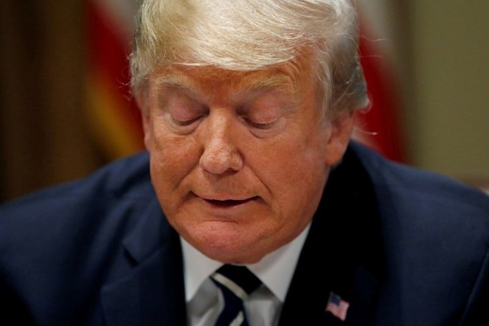 Дональд Трамп общается с журналистами в Белом доме