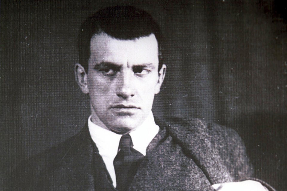 Со времени выхода наиболее полного собрания сочинений Маяковского в 13 томах прошло более полувека, давно требовалось обновление
