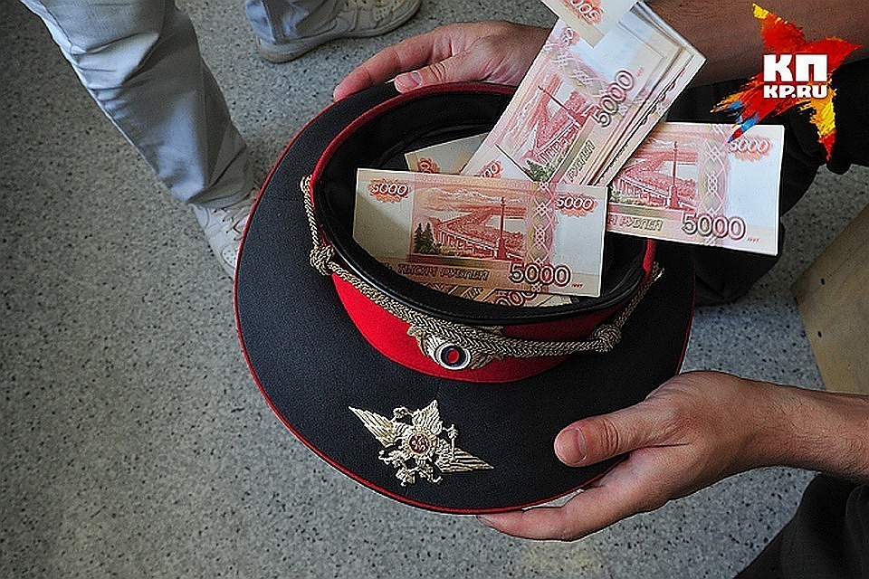 Полицейский пообещал не возбуждать уголовное дело в отношении мужчины