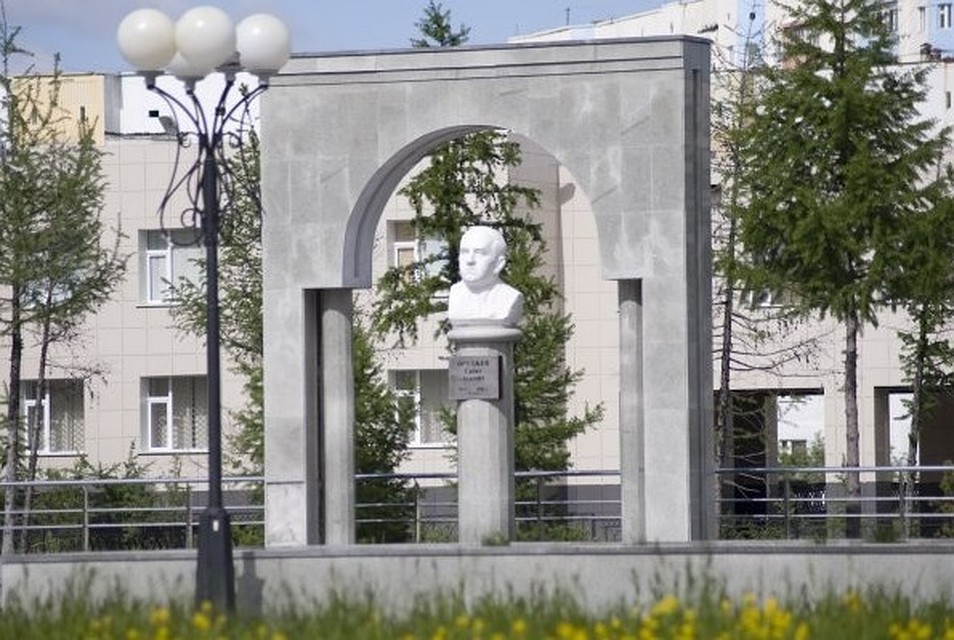 В Новом Уренгое облагородят территорию у памятника легендарного Сабита Оруджева newurengoy.ru